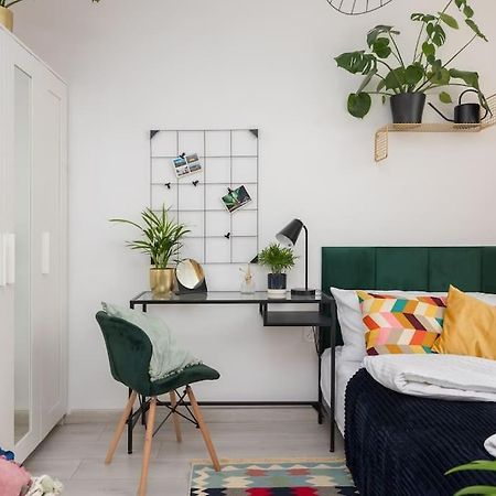 Specious City Center Studio With Park View Varsovie Extérieur photo